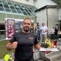 Suksesi vijon, prof. Gentjan Shaqiri shpallet fitues në garat evropiane Fia Cez Hill Climb